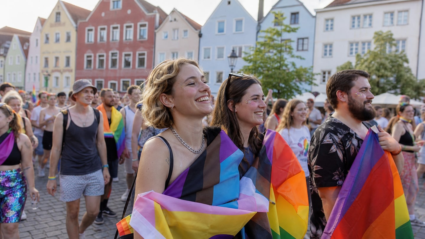 KI-generierte redaktionelle Szene zu CSD Cham 2026; keine Aufnahme der Veranstaltung