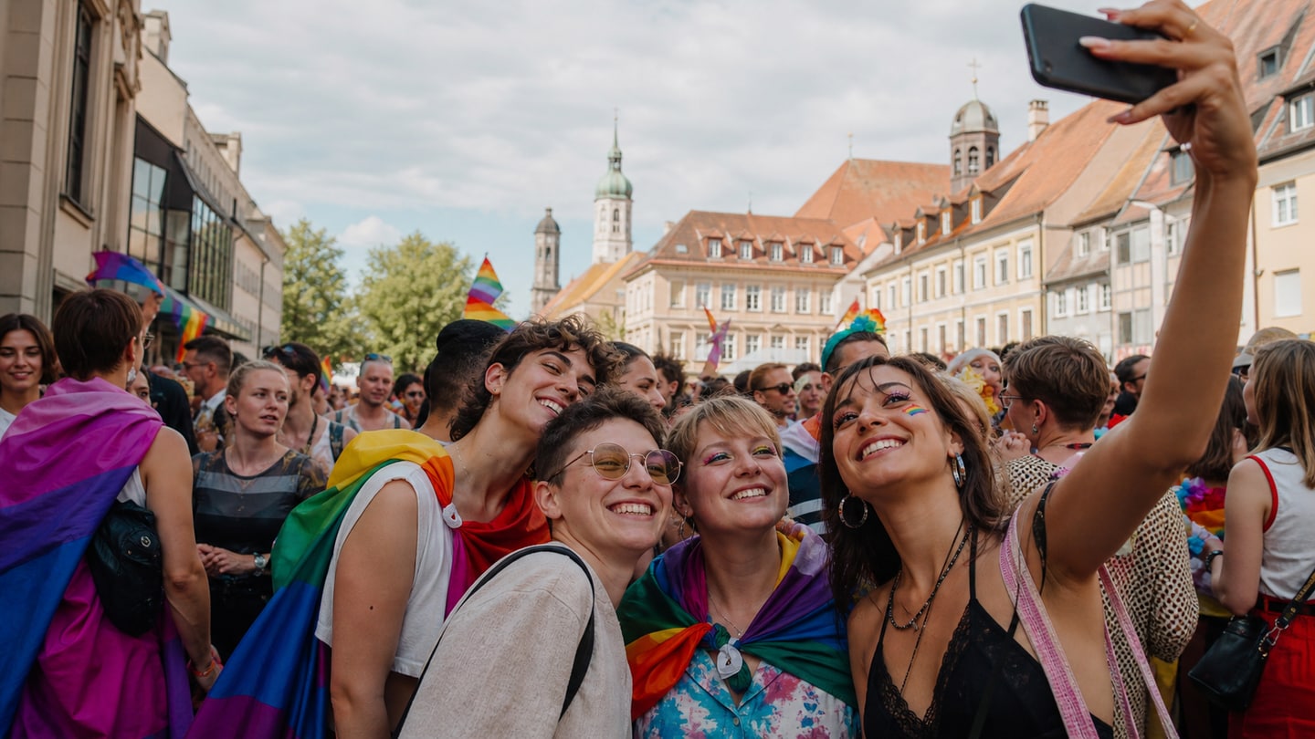 KI-generierte redaktionelle Szene zu CSD Ingolstadt 2026; keine Aufnahme der Veranstaltung
