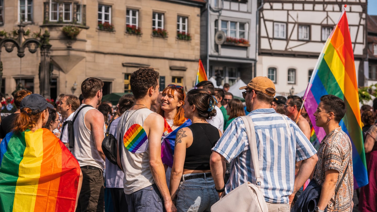 KI-generierte redaktionelle Szene zu CSD Kulmbach 2026; keine Aufnahme der Veranstaltung