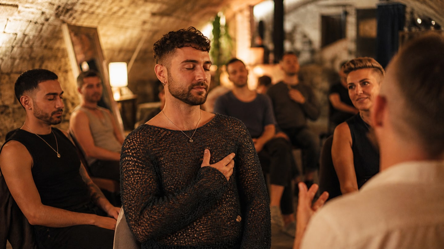 KI-generierte redaktionelle Szene zu Hypnose Workshop; keine Aufnahme der Veranstaltung