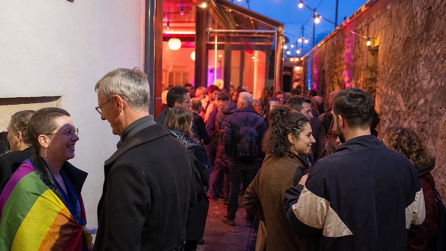 KI-generierte redaktionelle Szene zu QUEER-Streifen Filmfestival Regensburg 2026; keine Aufnahme der Veranstaltung