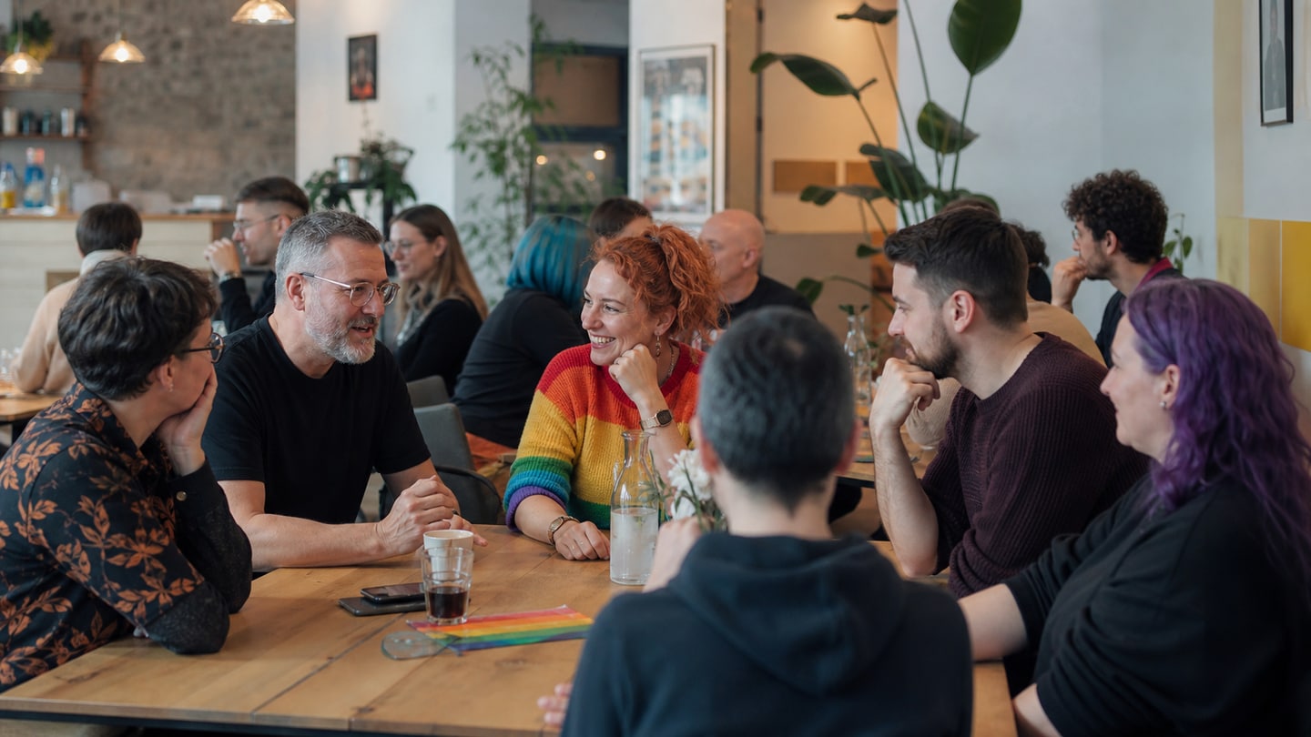 KI-generierte redaktionelle Szene zu Runder Tisch Queer Straubing; keine Aufnahme der Veranstaltung