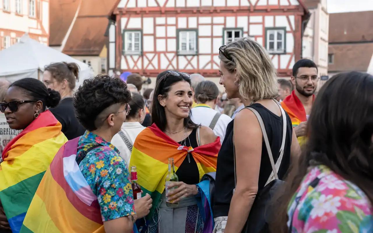 KI-generiertes redaktionelles Motiv zu CSD Herzogenaurach 2026 in Erlangen