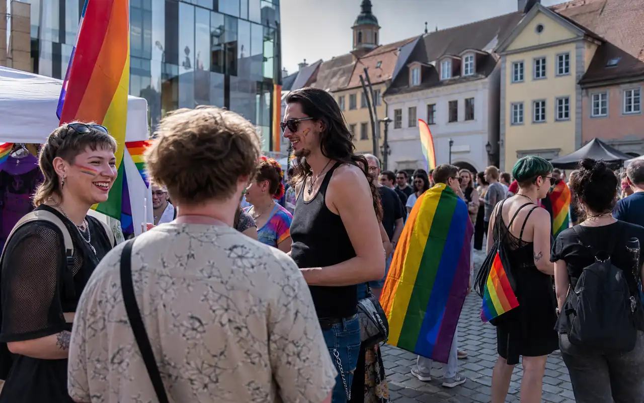 KI-generiertes redaktionelles Motiv zu CSD Schweinfurt 2026 in Bayernweit