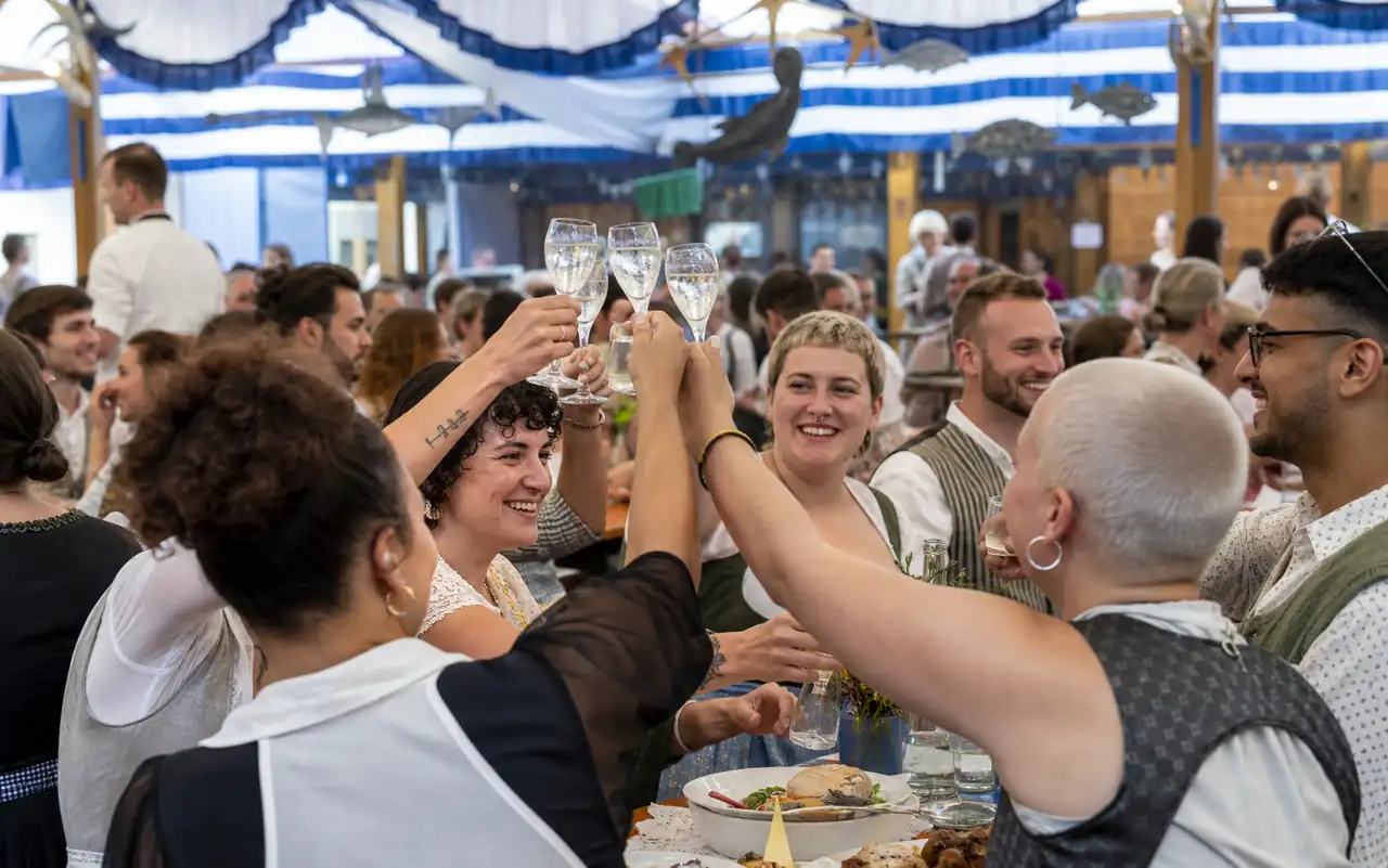 KI-generiertes redaktionelles Motiv zu Prosecco-Wiesn 2026 in München